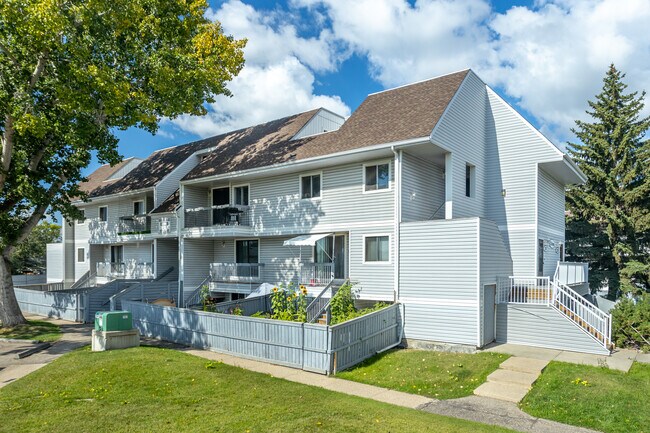 Deerwood Place in Edmonton, AB - Building Photo - Building Photo