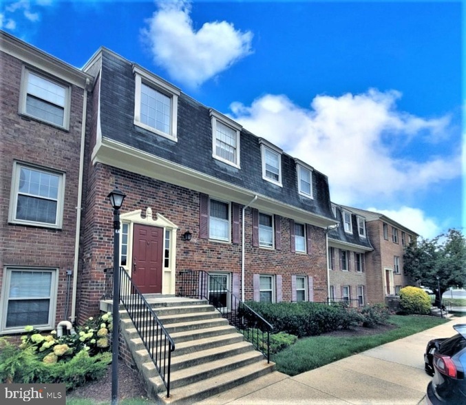 6036 Westchester Park Dr, Unit 101 in College Park, MD - Building Photo