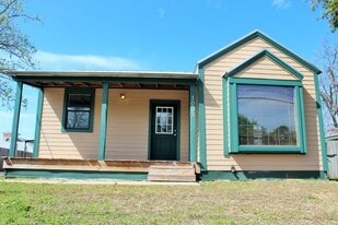 1003 E Alamo St in Brenham, TX - Building Photo