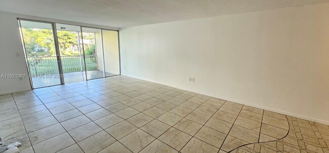 1670 NE 191st St in Miami, FL - Building Photo - Building Photo