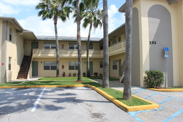 Chateaux Apartments in Palm Springs, FL - Foto de edificio