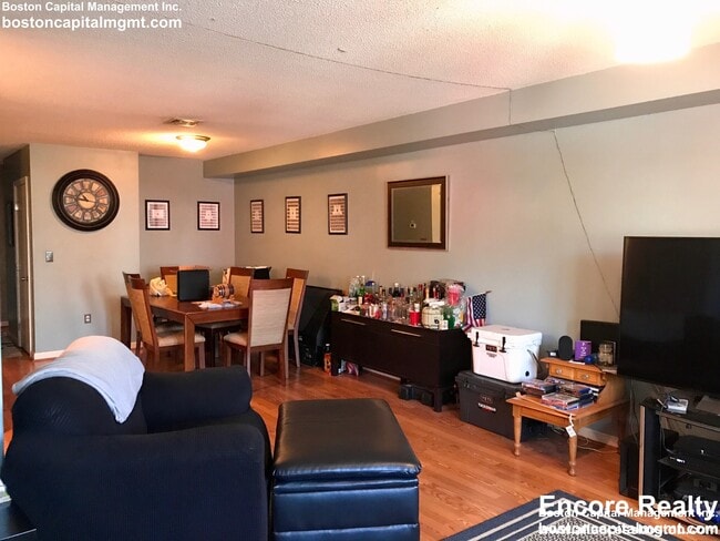 616 Boston Ave, Unit 2A in Medford, MA - Foto de edificio - Building Photo