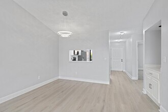 350 Club Cir in Boca Raton, FL - Building Photo - Building Photo