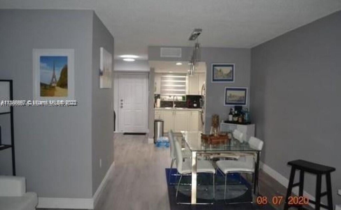 9367 Fontainebleau Blvd in Miami, FL - Building Photo