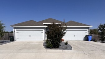 3446 Scott Cir in Seguin, TX - Building Photo