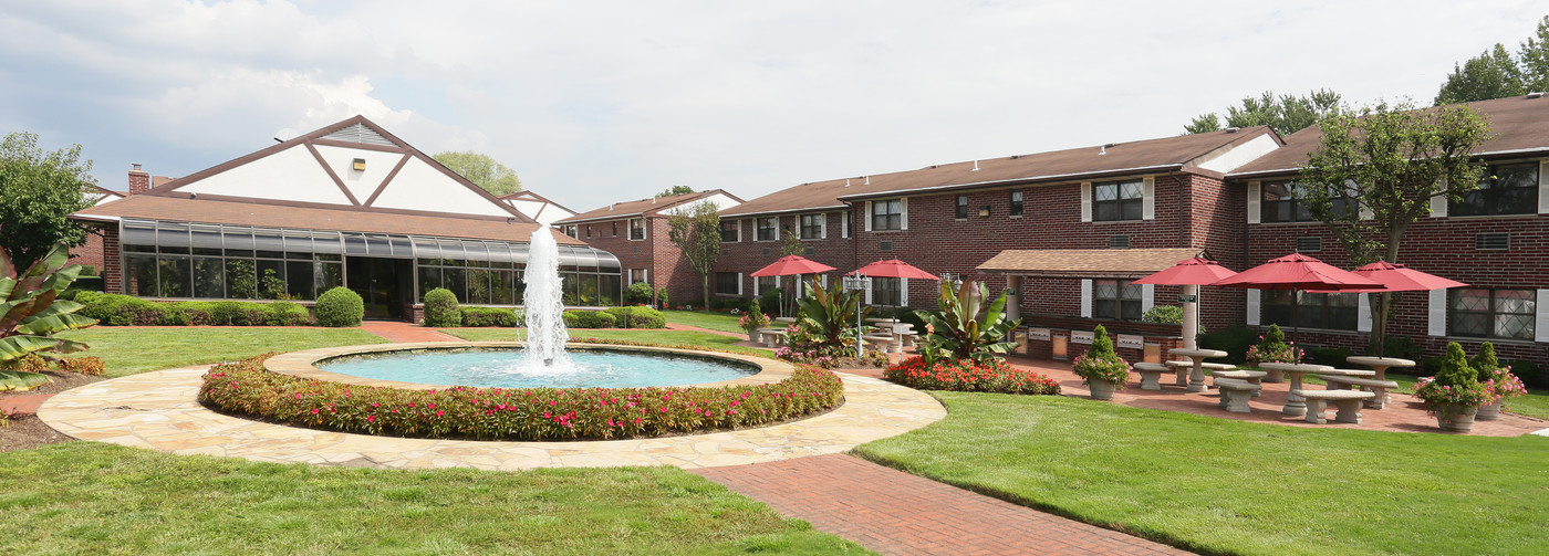 55+ West Babylon Manor Senior Community in West Babylon, NY - Foto de edificio