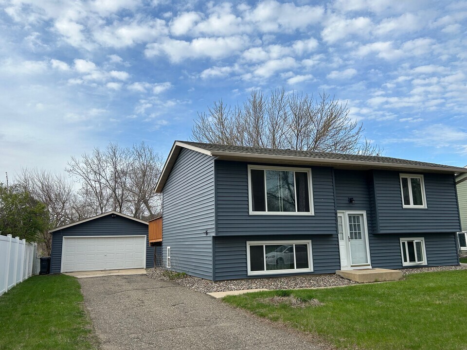 613 30th St NE in Rochester, MN - Building Photo
