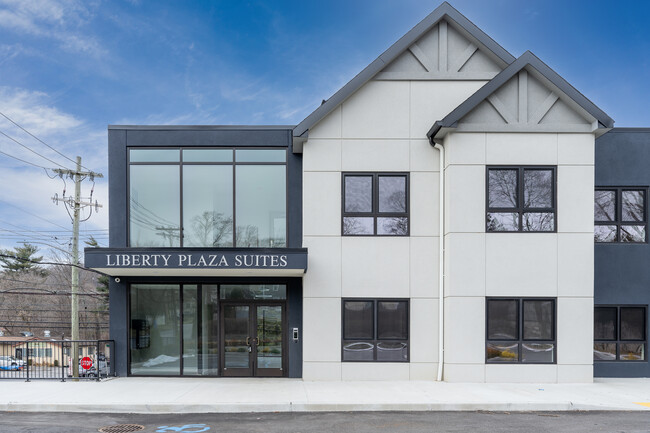 Liberty Plaza Suites in Hawthorne, NY - Foto de edificio - Building Photo