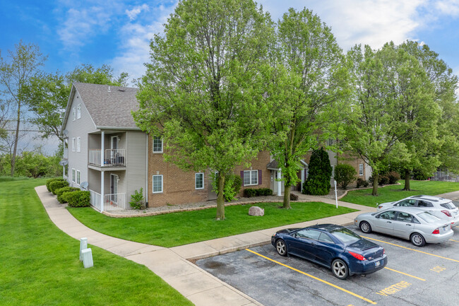 Longwood Condominiums in Highland, IN - Foto de edificio - Building Photo