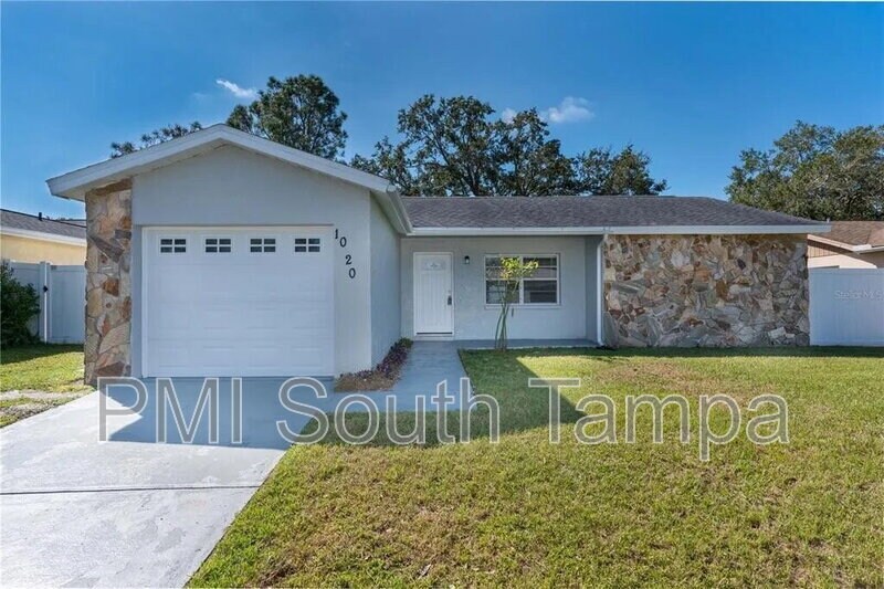 1020 Pine Ridge Cir in Brandon, FL - Building Photo
