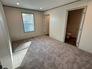 5153 Tokay Dr in Flint, MI - Foto de edificio - Building Photo