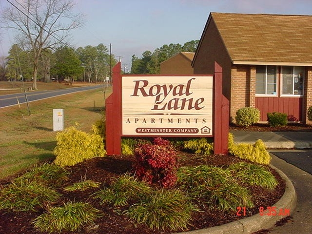 Royal Lane Apartments in Clinton, NC - Building Photo