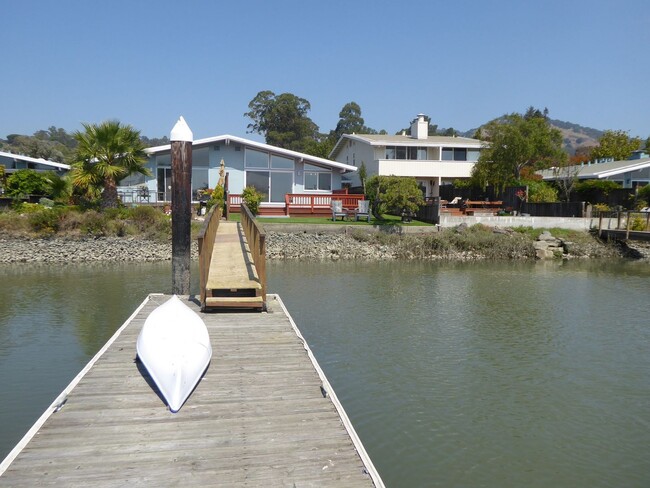 24 Porto Bello Dr in San Rafael, CA - Foto de edificio - Building Photo