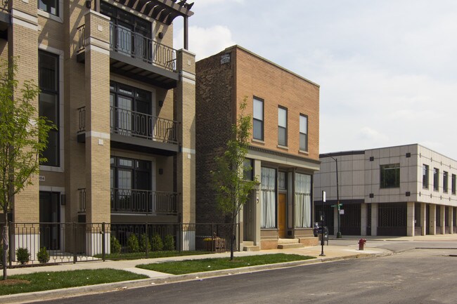 2004-2014 W Erie St in Chicago, IL - Building Photo - Building Photo