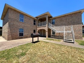 3008 E Stewart St in Laredo, TX - Building Photo