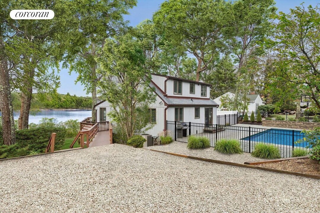 141 Fish Cove Rd in Southampton, NY - Building Photo