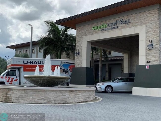 8015 NW 104th Ave in Doral, FL - Foto de edificio - Building Photo