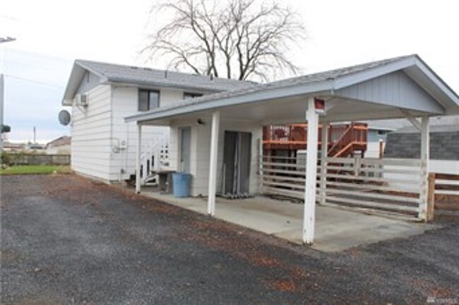 1002 N Central Dr in Moses Lake, WA - Building Photo - Building Photo