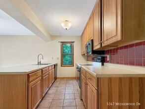 5347 Wedgewood Dr in Shorewood, MN - Foto de edificio - Building Photo