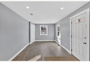 122 Brookside Ave in West Warwick, RI - Building Photo - Building Photo