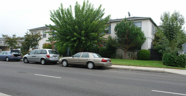 410 Sierra Madre Blvd in Pasadena, CA - Foto de edificio - Building Photo