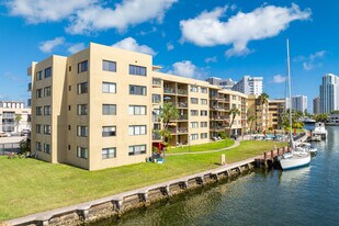 Beacon Towers in Hallandale Beach, FL - Building Photo