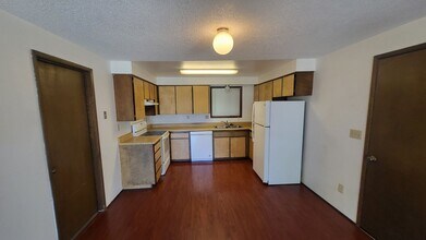 2926-2930 SW 23rd St in Redmond, OR - Building Photo - Building Photo