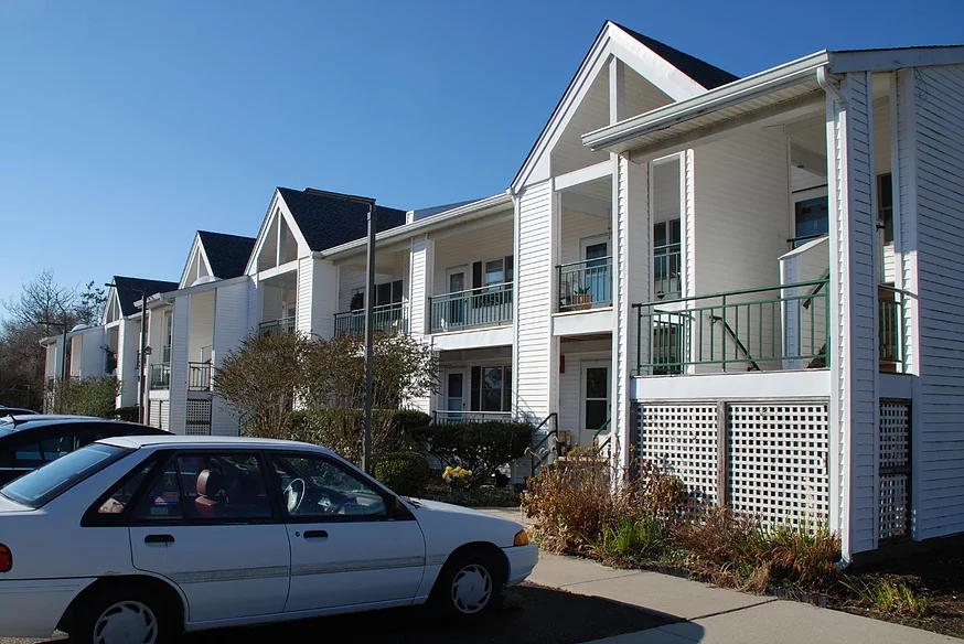 Avallone Apartments in Montauk, NY - Foto de edificio