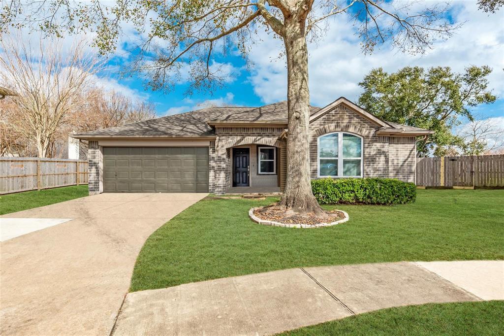 1835 Oak Ridge Dr in Kemah, TX - Building Photo