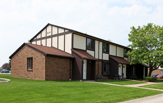 Chadwick Place Apartments in Elyria, OH - Foto de edificio - Building Photo