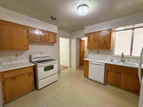 5473 Carlson Dr in Sacramento, CA - Building Photo - Building Photo