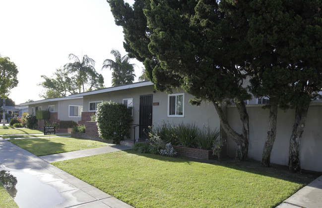 1102-1106 W Broadway in Anaheim, CA - Foto de edificio - Building Photo