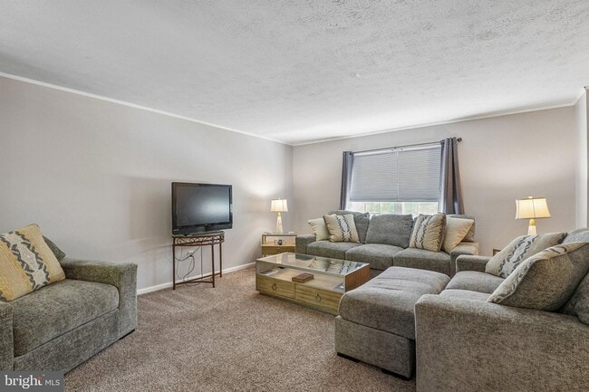 7039 Heather Dr in Bryans Road, MD - Foto de edificio - Building Photo