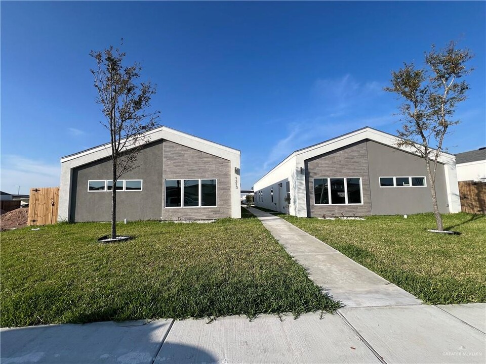 1313 E Hibiscus Ave, Unit 2 in McAllen, TX - Building Photo