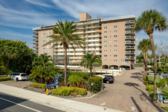 Hillsboro Island House in Hillsboro Beach, FL - Foto de edificio - Building Photo