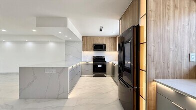 3826 NE 171st St in Miami, FL - Building Photo - Building Photo