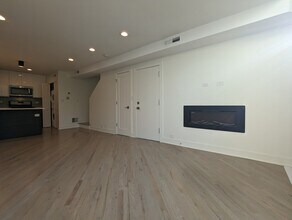 939 W Grace St, Unit 954A-202 in Chicago, IL - Foto de edificio - Building Photo