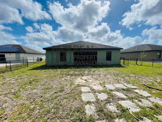 443 Shadow Lakes Dr in Lehigh Acres, FL - Building Photo - Building Photo