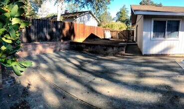 15100 Lakeview Way in Clearlake, CA - Building Photo - Building Photo