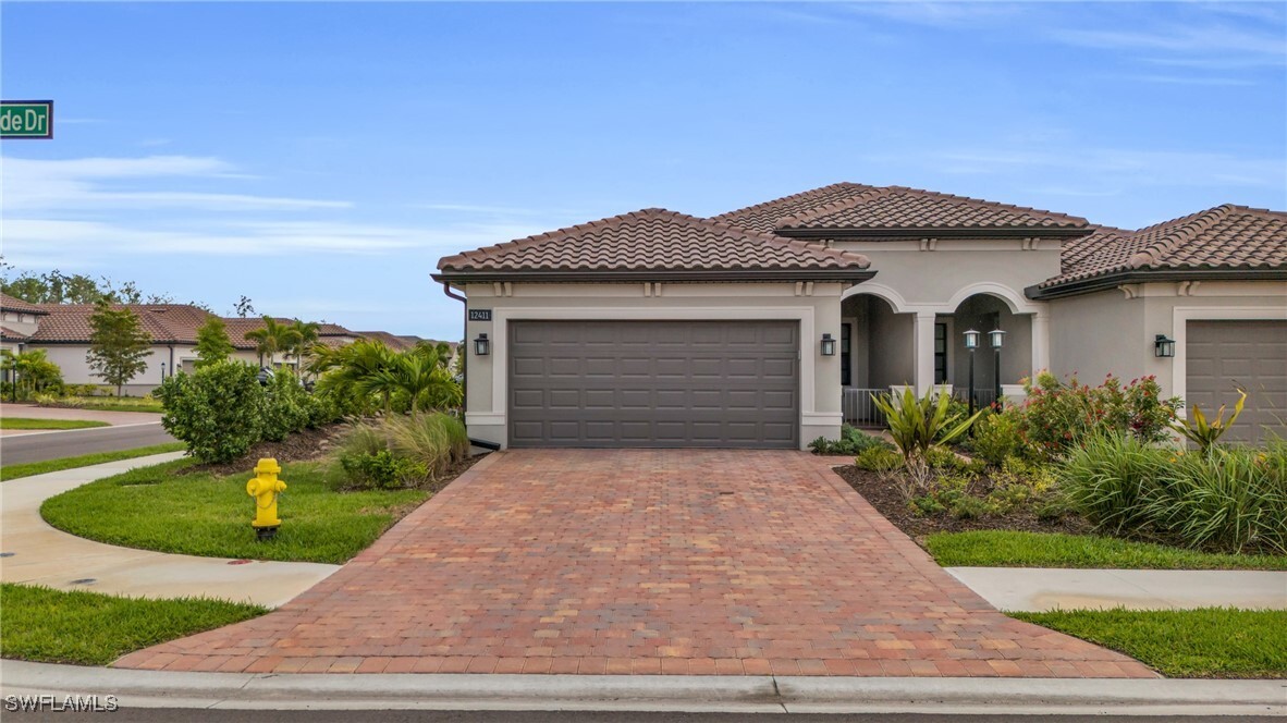 12411 Canal Grande Dr in Ft. Myers, FL - Foto de edificio
