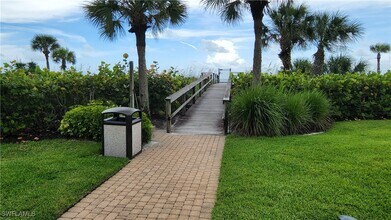 20 Seagate Dr in Naples, FL - Foto de edificio - Building Photo