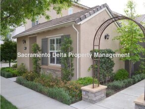 211 Chambord Way in Roseville, CA - Building Photo - Building Photo