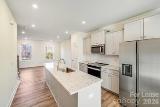 334 Simeon Dr, Unit 1104 in Charlotte, NC - Foto de edificio - Building Photo