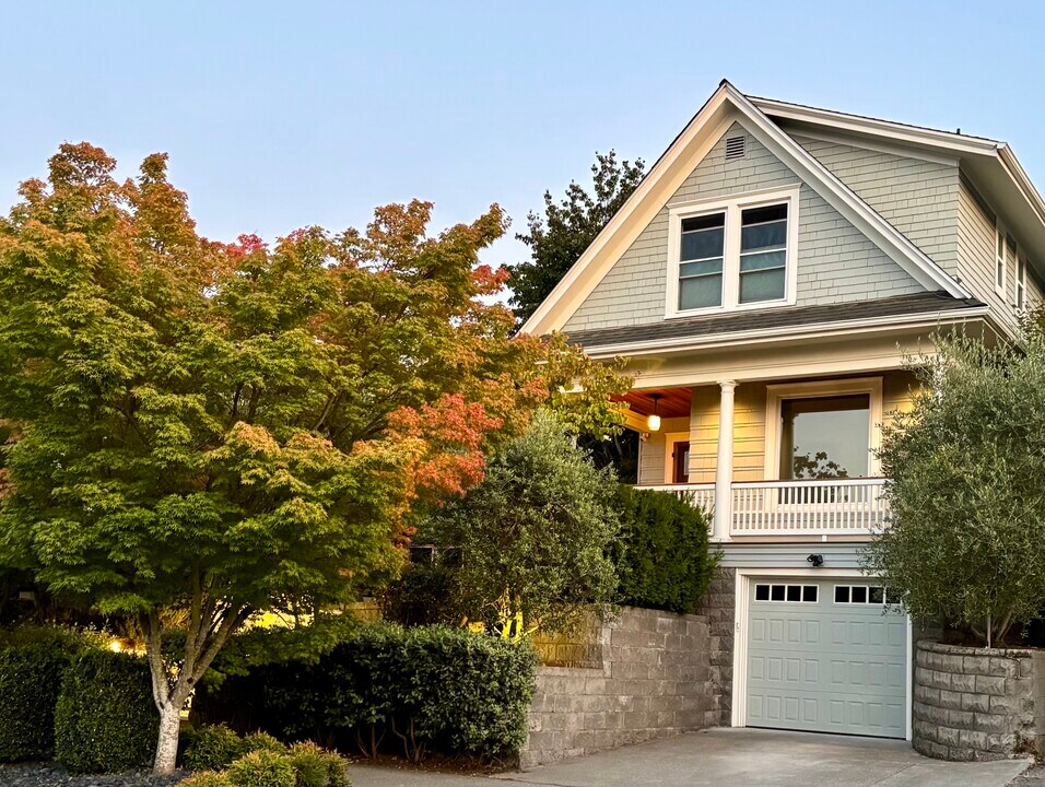 211 W Boston St in Seattle, WA - Building Photo