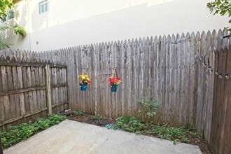 5000 Cedar Spgs in Dallas, TX - Building Photo - Building Photo