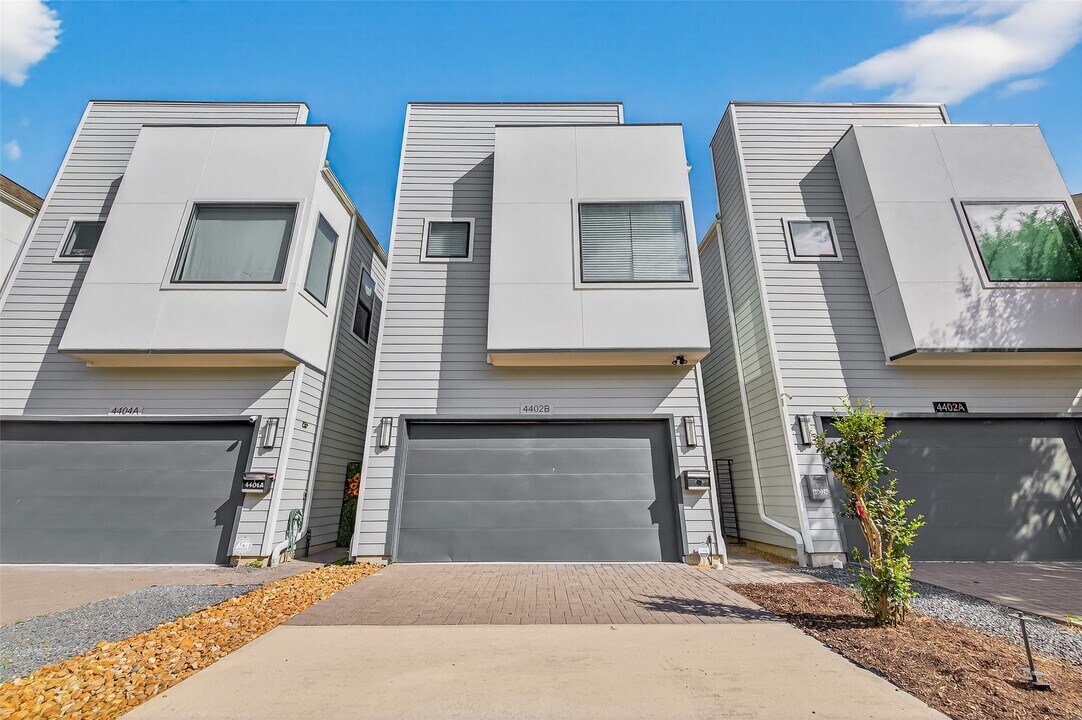 4402 Schuler St in Houston, TX - Building Photo