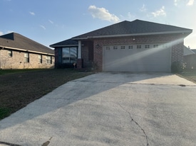 18169 Cardinal Ln in Gulfport, MS - Building Photo