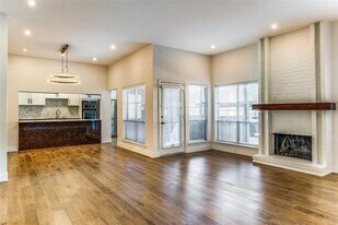 10403 High Hollows Dr in Dallas, TX - Building Photo