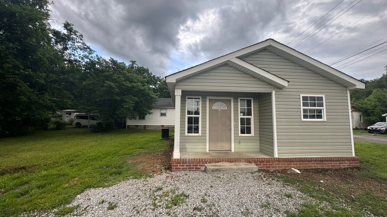 108 Bailey Ave in Rossville, GA - Building Photo