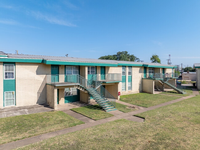 Lake Air Green Apartments in Waco, TX - Building Photo - Building Photo